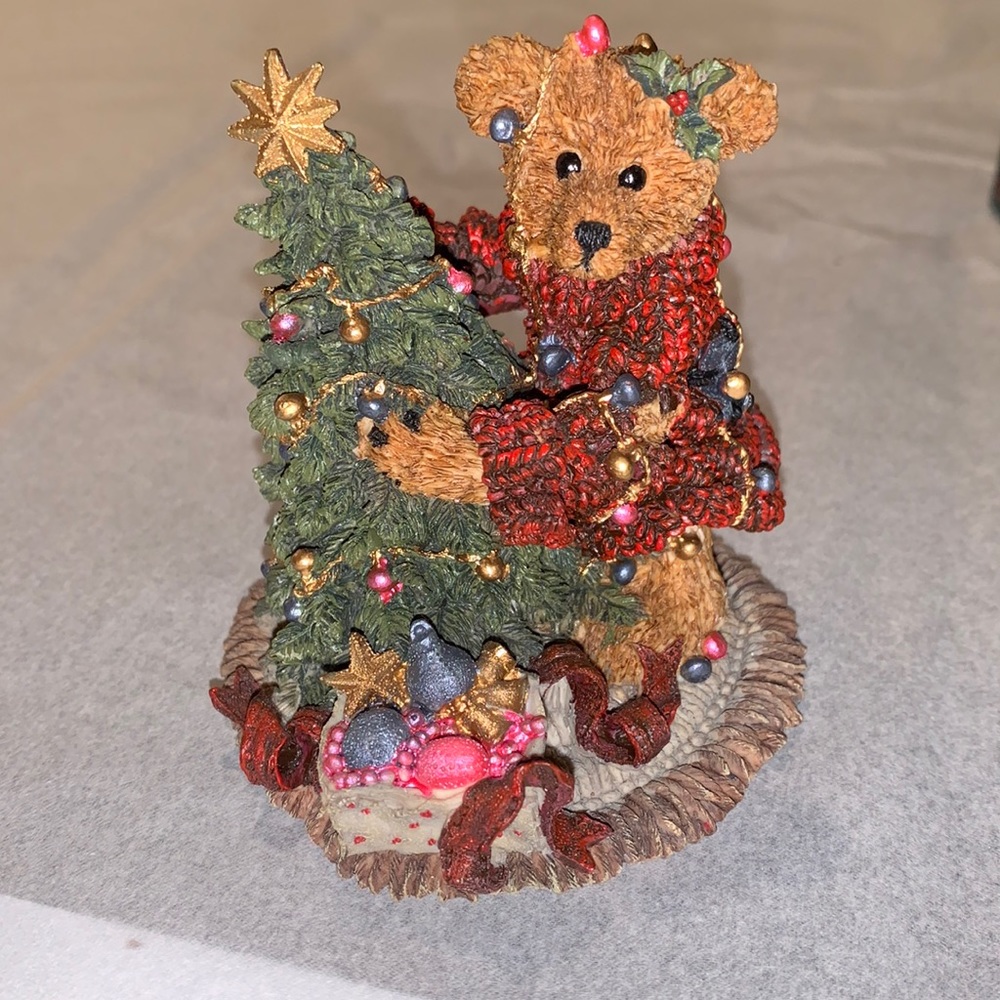 Boyd’s Bear figurine “Elliot & the Tree” Christmas